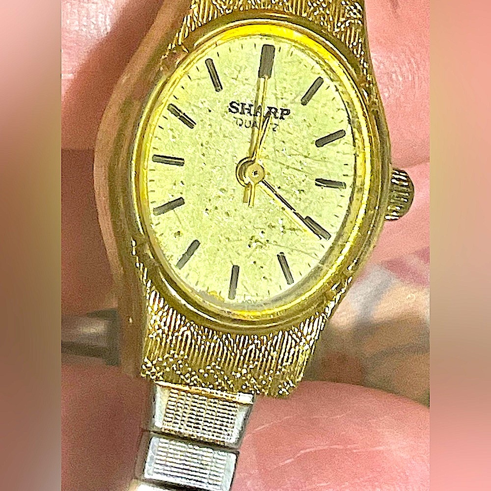 Sharp vintage quartz watch needs battery